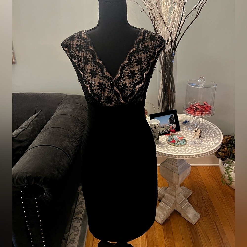 Adriana Papell Dress Lace bodice,shutter style black bottom. Black. Size 4. Y2K